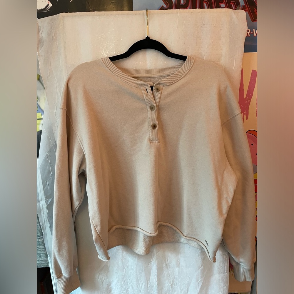 tan cropped crew neck sweatshirt. SIZE:Large.BRAND:Hollister.